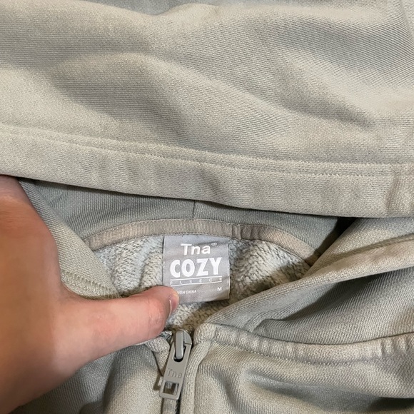 Aritzia TNA Cropped Zip Up - Picture 2 of 2